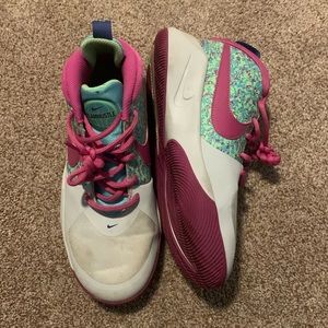 Girls basketball shoe